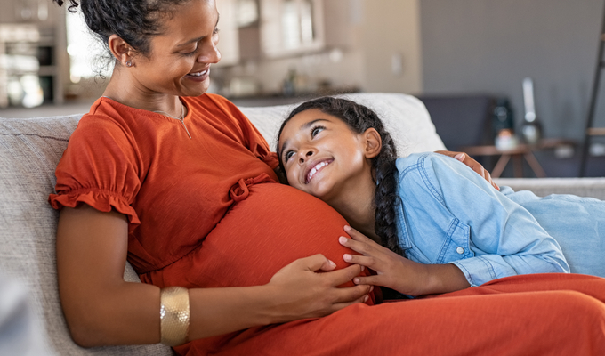 madre embarazada y su hija