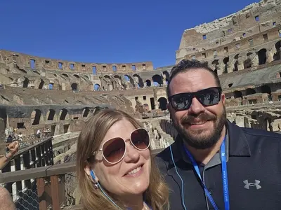 Desiree Early, superviviente de cáncer colorrectal, en la foto con su marido en Roma Italia.
