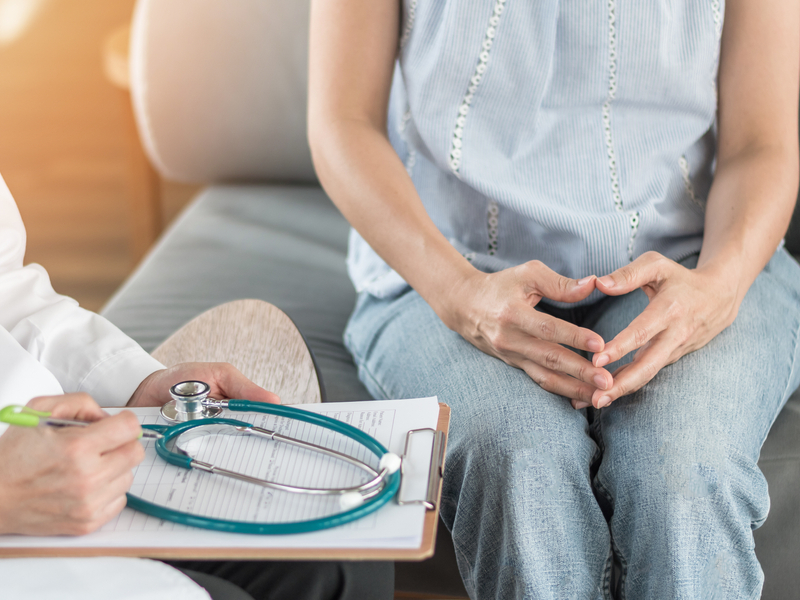 doctor discussing the risks of arthrodesis surgery with a patient