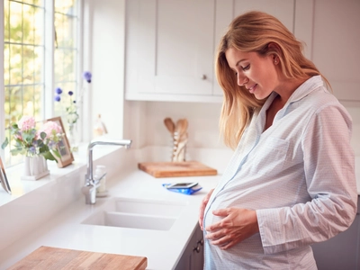 A pregnant woman looking to understand if she’s experiencing Braxton hicks vs contractions
