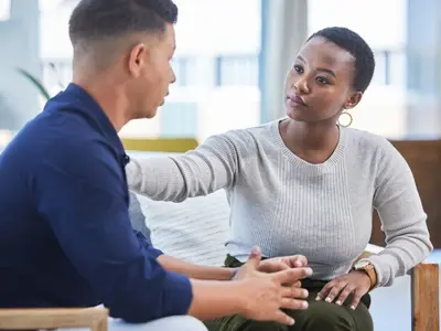 Una persona que vive con covid prolongada y depresión por covid habla con un profesional de la salud mental sobre los efectos a largo plazo de la covid.