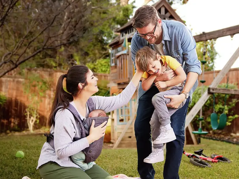 Familia feliz junta que utiliza nuestros servicios de planificación familiar