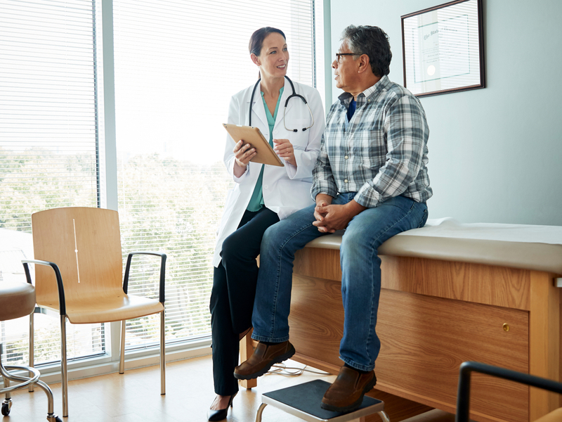 doctor explicando el prolapso de la válvula mitral a un paciente 