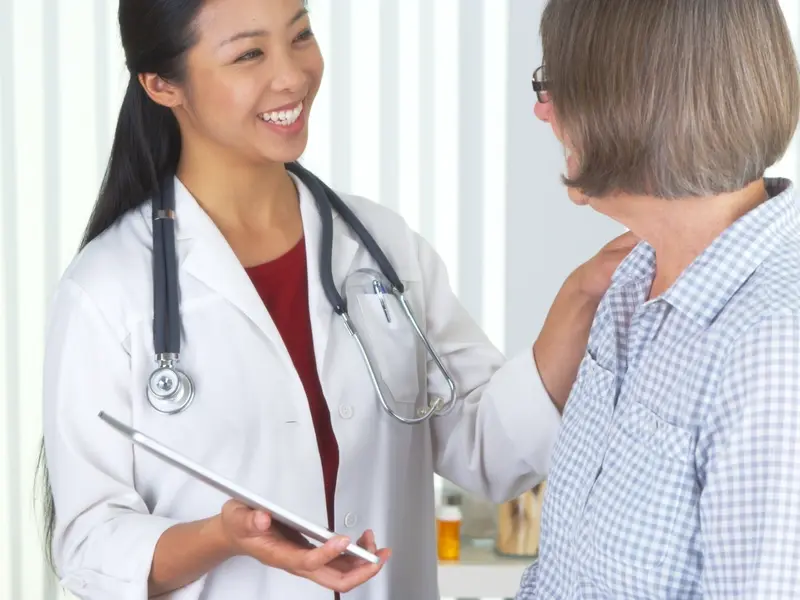 doctor discussing knee replacement surgery with a female patient