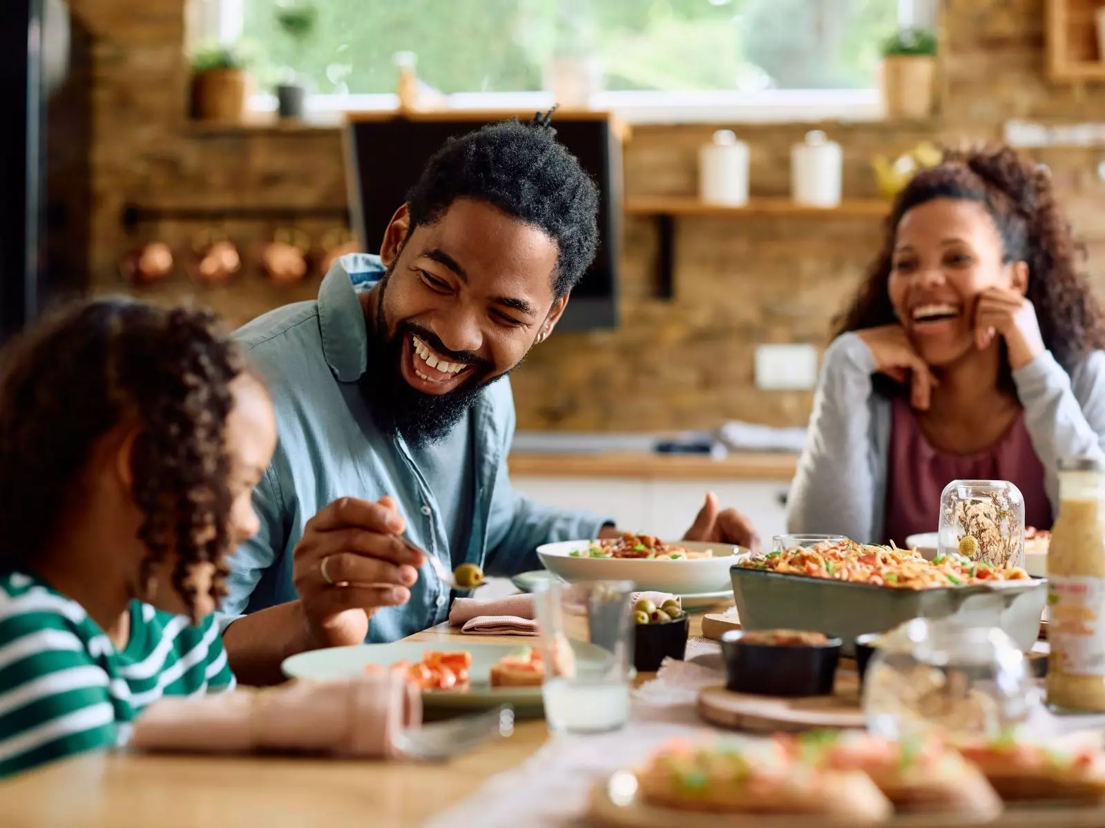 get-your-kids-talking-5-family-dinner-table-conversation-starters