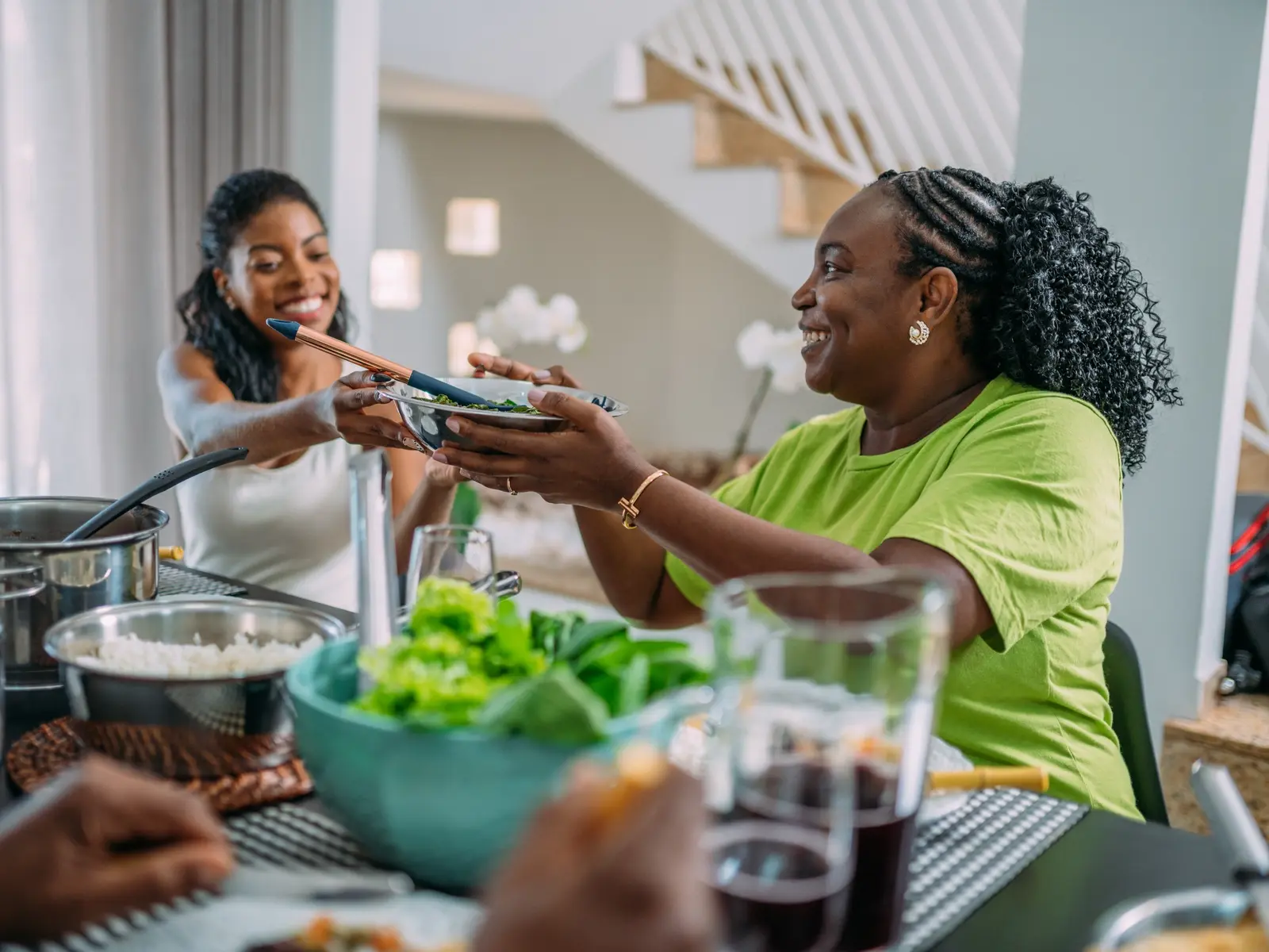 Does intermittent fasting work? A family eats a healthy dinner together around a table. 