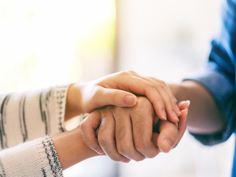 pacientes con artritis psoriásica cogidos de la mano