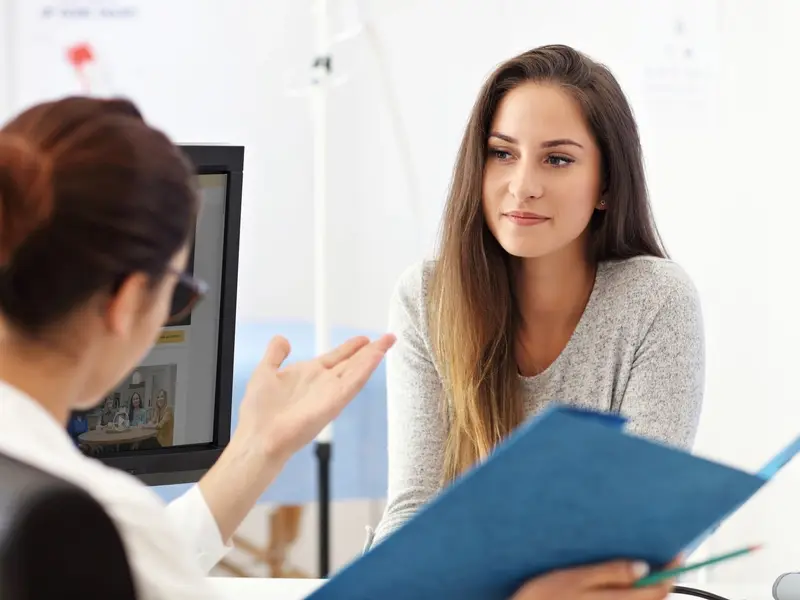 doctor discussing vaginitis diagnosis with a patient
